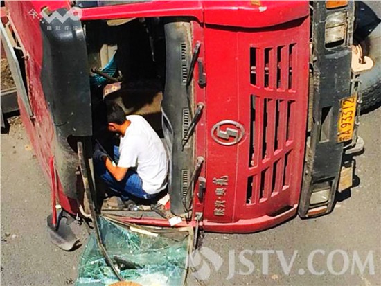 渣土車公路側(cè)翻 車速太快避讓小車不及